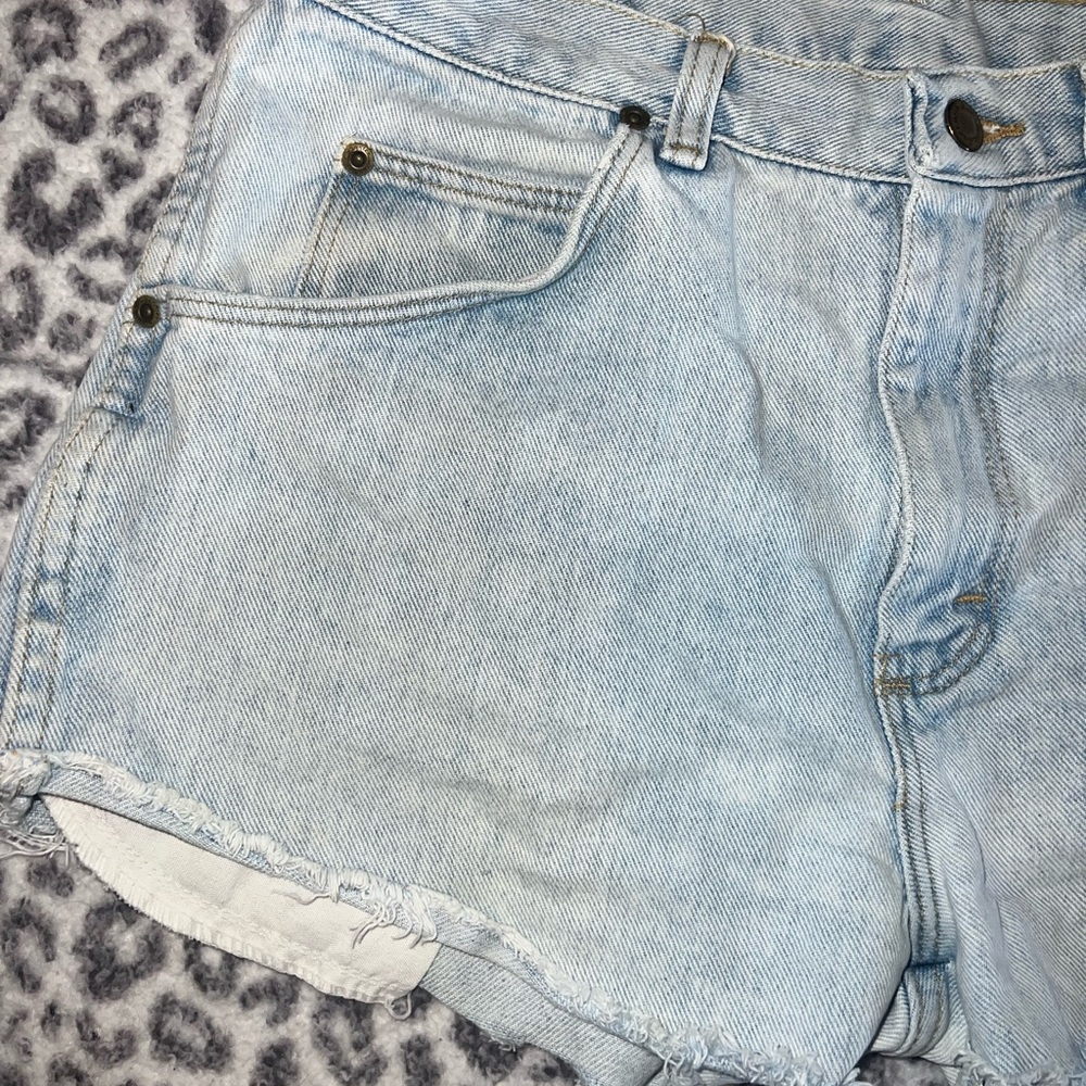 Light wash wrangler jean shorts - Picture 2 of 11